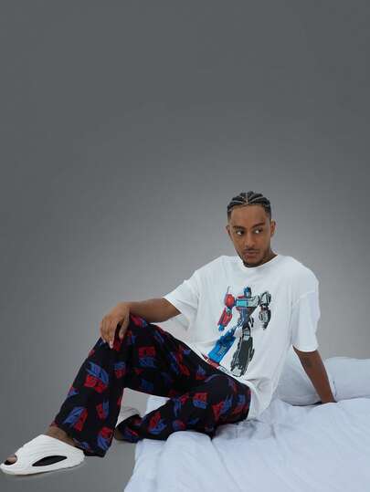 Transformers X SHEIN طقم ملابس رياضية للرجال مكون من ملابس علوية بياقة مستديرة وأكمام قصيرة مع طباعة روبوت وبنطلون