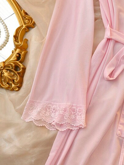 DelicateAllure مجموعة ملابس نوم للنساء تتكون من رداء شبكي مع تطريز دانتيل على الرقبة على شكل حرف V، مثير