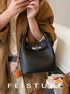 1 حقيبة يد نسائية أنيقة ذات ملمس الليتشي من FEISTURE، حقيبة كتف وعبر الجسم عصرية (مع جيب صغير)، شارم إكسسوار مجاني للمتابعين، مناسبة للخروجات اليومية والمواعيد والتنقل