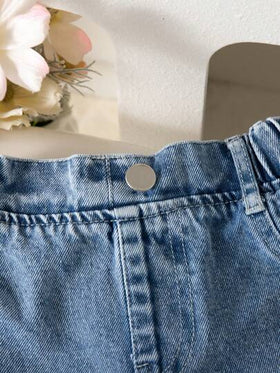 SHEIN Genkimix Kids بنات صغيرات بدلة صيفية جديدة بياقة بسيطة مع تصميم ربطة عنق إنجليزية وطباعة الأقواس، قميص كاجوال، وبنطلون مستقيم بخصر مطاطي، وبنطلون جينز طويل مزين بأقواس جانبية، بنطلون صيفي كاجوال أنيق وحلو
