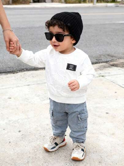SHEIN Playful Pals مجموعة ملابس للأطفال الرضع من الجنسين من عمر 0-3 سنوات، تشمل 1 كنزة صوفية بياقة طاقم مطبوع عليها حرف بنسيج مُنسوج، مع بنطال جينز بخصر مطاطي وجيوب، مناسب للاستخدام اليومي والخارجي والسفر، مجموعة ملابس للأولاد والبنات في فصل الخريف والشتا