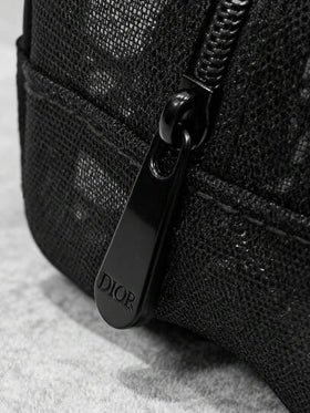 Dior حقيبة مستحضرات تجميل ذات نسيج مربع أسود راقي، حقيبة أدوات تجميل بسيطة