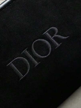 Dior حقيبة مستحضرات تجميل فاخرة بشكل صدفة من القطيفة السوداء