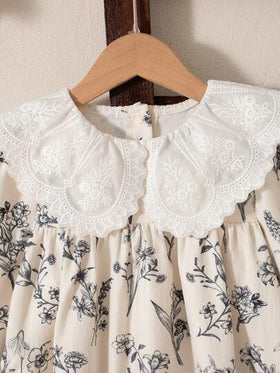 SHEIN Genkimix Kids فستان بأكمام طويلة بتصميم فضفاض مع طبعة زهور صغيرة للفتيات، أساور مطاطية، زهرة على الياقة، تصميم فتحة أمامية، طازج وأنيق للمدرسة والتنقل، متعدد الاستخدامات، للخريف