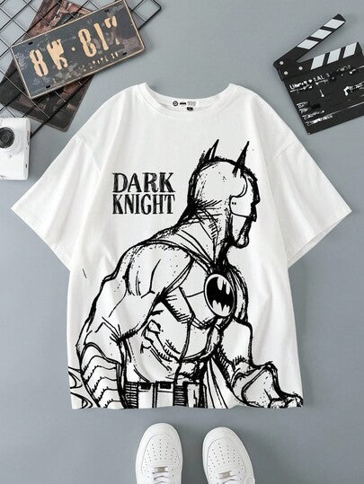 BATMAN X SHEIN تي شيرت رجالي كاجوال بطبعات أرقام وحروف على الرقبة المستديرة، أكمام قصيرة، صيفي