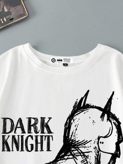 BATMAN X SHEIN تي شيرت رجالي كاجوال بطبعات أرقام وحروف على الرقبة المستديرة، أكمام قصيرة، صيفي