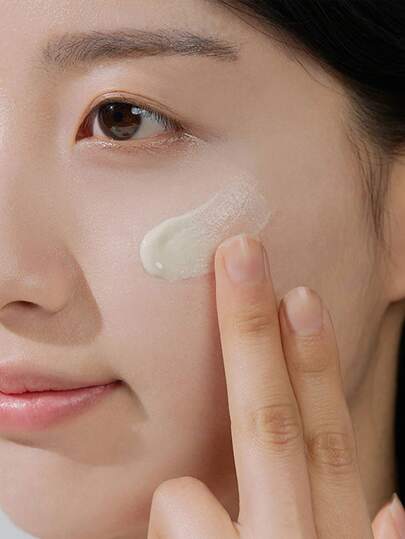 SKIN1004 3 قطع من واقي الشمس المرطب بمستخلص سنتيلا الآسيوية من مدغشقر، SPF50+ PA++++، صيغة لطيفة، مهدئ ومصلح، خفيف الوزن ومرطب، غير دهني، حماية شمسية شاملة، مناسب للبشرة الحساسة وجميع أنواع البشرة. 20مل/0.67 أونصة سائلة*3 | مستحضرات تجميل كورية