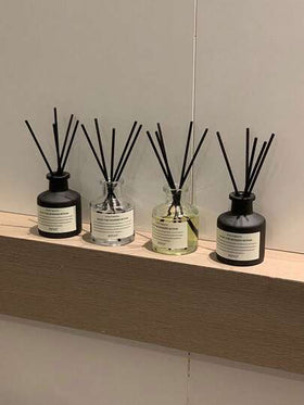 5 قطع مجموعة (1 زجاجة عطر + 4 عيدان بامبو للنشر) طقم عطر منزلي بدون لهب، رائحة طويلة الأمد، تشمل زيت العطر، زيت النشر، مستخلصات نباتية طبيعية، زيوت أساسية، عطور علاجية، منعش للغرف والحمامات، هدية رومانسية