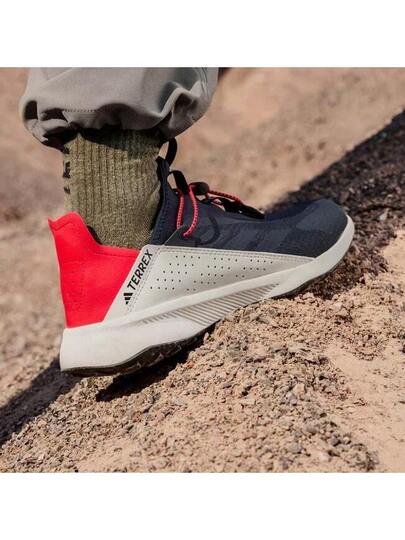 Adidas حذاء رياضي رجالي VOYAGER سهل الارتداء ومريح للأنشطة الخارجية