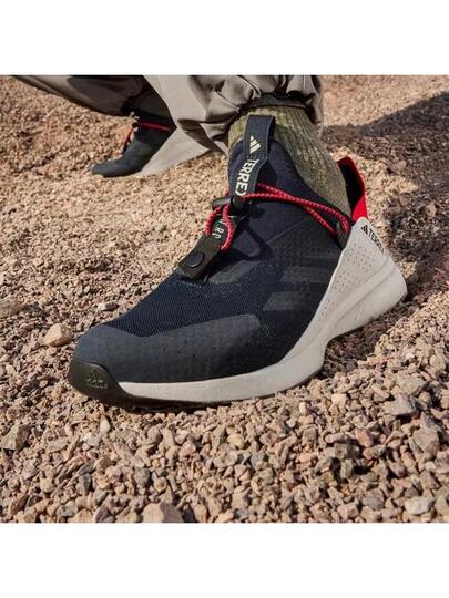 Adidas حذاء رياضي رجالي VOYAGER سهل الارتداء ومريح للأنشطة الخارجية