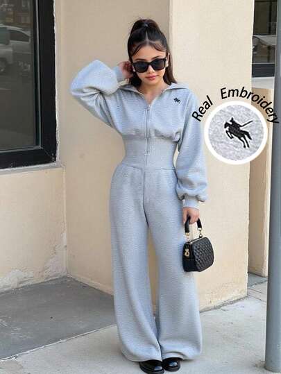 SHEIN جمبسوت رياضية مكونة من سترة هوديي مزيبرة وبنطال حراري ذو خصر عالي مطرز بنقشة فروسية أنيقة، جمبسوت رياضية فضفاضة