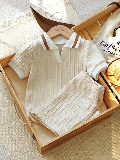 SHEIN Vintaside Kids طقم صيفي للأطفال الصبيان، لون المشمش الصلب، ملابس علوية بياقة بولو وأكمام قصيرة مع شورت مطابق، طراز بسيط بدون نقشات، فضفاض، مناسب للخروجات والمنزل اليومي والرياضة الخفيفة