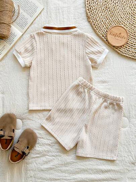 SHEIN Vintaside Kids طقم صيفي للأطفال الصبيان، لون المشمش الصلب، ملابس علوية بياقة بولو وأكمام قصيرة مع شورت مطابق، طراز بسيط بدون نقشات، فضفاض، مناسب للخروجات والمنزل اليومي والرياضة الخفيفة
