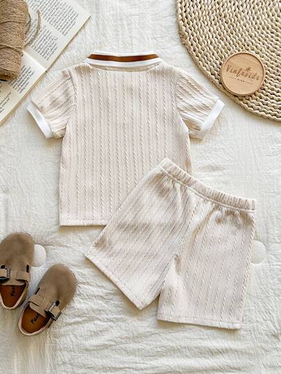 SHEIN Vintaside Kids طقم صيفي للأطفال الصبيان، لون المشمش الصلب، ملابس علوية بياقة بولو وأكمام قصيرة مع شورت مطابق، طراز بسيط بدون نقشات، فضفاض، مناسب للخروجات والمنزل اليومي والرياضة الخفيفة