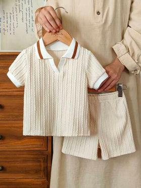 SHEIN Vintaside Kids طقم صيفي للأطفال الصبيان، لون المشمش الصلب، ملابس علوية بياقة بولو وأكمام قصيرة مع شورت مطابق، طراز بسيط بدون نقشات، فضفاض، مناسب للخروجات والمنزل اليومي والرياضة الخفيفة