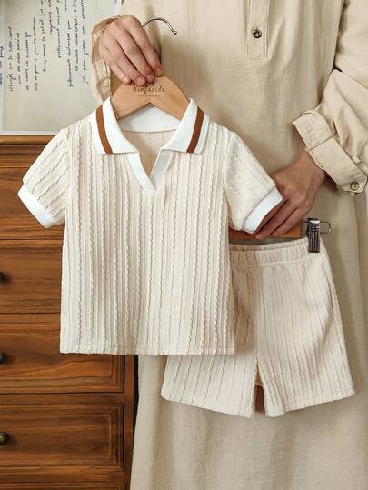 SHEIN Vintaside Kids طقم صيفي للأطفال الصبيان، لون المشمش الصلب، ملابس علوية بياقة بولو وأكمام قصيرة مع شورت مطابق، طراز بسيط بدون نقشات، فضفاض، مناسب للخروجات والمنزل اليومي والرياضة الخفيفة