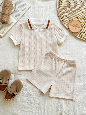 SHEIN Vintaside Kids طقم صيفي للأطفال الصبيان، لون المشمش الصلب، ملابس علوية بياقة بولو وأكمام قصيرة مع شورت مطابق، طراز بسيط بدون نقشات، فضفاض، مناسب للخروجات والمنزل اليومي والرياضة الخفيفة