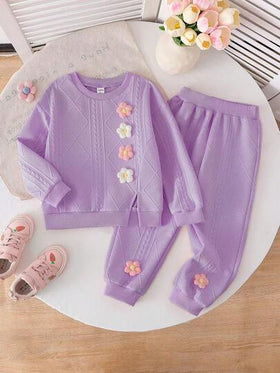 SHEIN Playful Pals مجموعة ملابس علوية وبنطلون مضفر بنفسجي لطيف للفتيات الصغيرات، مزين بزخارف زهرية ثلاثية الأبعاد، مناسب للارتداء اليومي والخارجي، خريف/شتاء، قطعتان