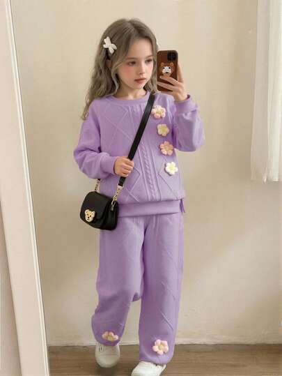 SHEIN Playful Pals مجموعة ملابس علوية وبنطلون مضفر بنفسجي لطيف للفتيات الصغيرات، مزين بزخارف زهرية ثلاثية الأبعاد، مناسب للارتداء اليومي والخارجي، خريف/شتاء، قطعتان