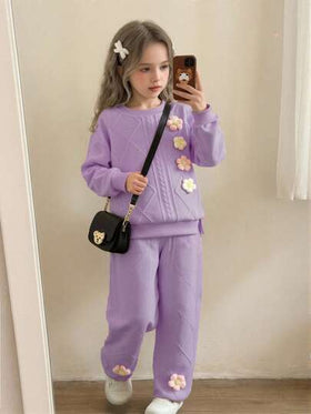 SHEIN Playful Pals مجموعة ملابس علوية وبنطلون مضفر بنفسجي لطيف للفتيات الصغيرات، مزين بزخارف زهرية ثلاثية الأبعاد، مناسب للارتداء اليومي والخارجي، خريف/شتاء، قطعتان