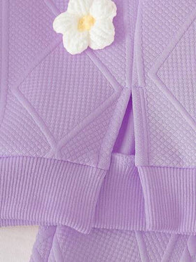 SHEIN Playful Pals مجموعة ملابس علوية وبنطلون مضفر بنفسجي لطيف للفتيات الصغيرات، مزين بزخارف زهرية ثلاثية الأبعاد، مناسب للارتداء اليومي والخارجي، خريف/شتاء، قطعتان