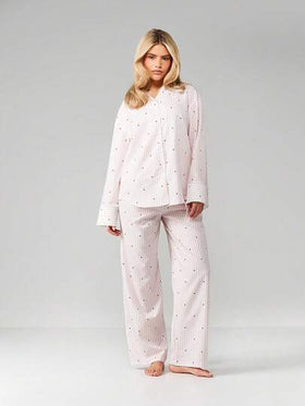 MISSGUIDED طقم بيجامة مكون من ملابس علوية كم طويل مطبوع بقلوب صغيرة وبنطلون مطابق، مع أزرار للارتداء المريح