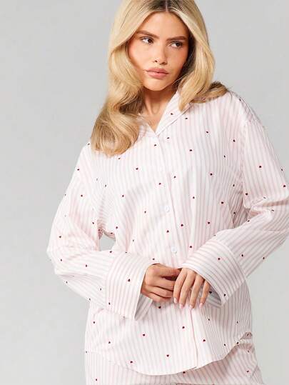 MISSGUIDED طقم بيجامة مكون من ملابس علوية كم طويل مطبوع بقلوب صغيرة وبنطلون مطابق، مع أزرار للارتداء المريح
