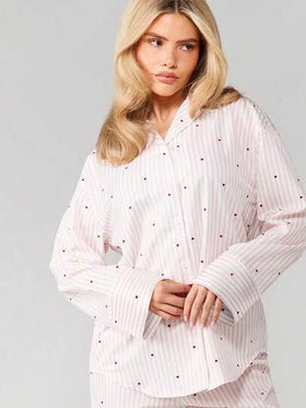 MISSGUIDED طقم بيجامة مكون من ملابس علوية كم طويل مطبوع بقلوب صغيرة وبنطلون مطابق، مع أزرار للارتداء المريح