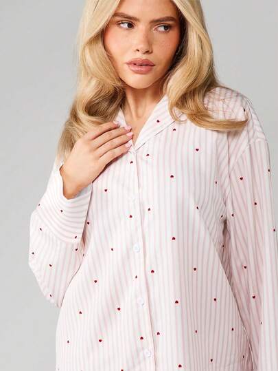 MISSGUIDED طقم بيجامة مكون من ملابس علوية كم طويل مطبوع بقلوب صغيرة وبنطلون مطابق، مع أزرار للارتداء المريح