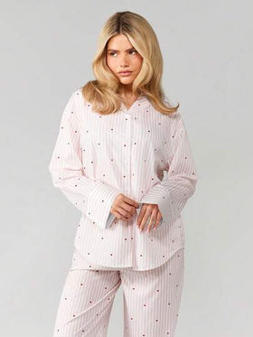 MISSGUIDED طقم بيجامة مكون من ملابس علوية كم طويل مطبوع بقلوب صغيرة وبنطلون مطابق، مع أزرار للارتداء المريح