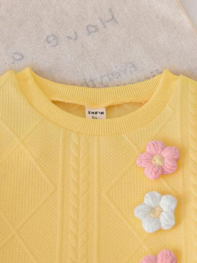 SHEIN Playful Pals مجموعة ملابس علوية وبنطلون مصنوعة من الجاكار المحبوك للفتيات الصغيرات، بتصميم لطيف وحلو، باللون الوردي، مزينة بزخارف زهرية ثلاثية الأبعاد، مناسبة للارتداء اليومي والخارجي، للخريف/الشتاء، 2 قطعة/طقم