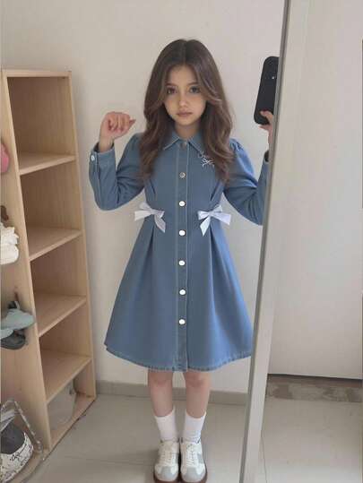 SHEIN فساتين جينز جديدة للبنات، تصميم مشدود الخصر، زخرفة فيونكة جميلة، فساتين جينز قصيرة للربيع والصيف مريحة وكاجوال مع طبعات مطرزة، طراز ملابس الشارع الأنيق، قماش متعدد الاستخدامات
