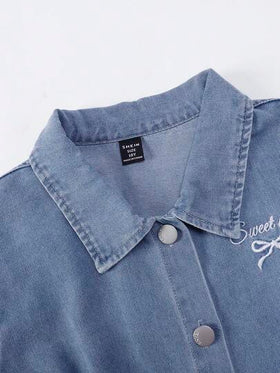 SHEIN فساتين جينز جديدة للبنات، تصميم مشدود الخصر، زخرفة فيونكة جميلة، فساتين جينز قصيرة للربيع والصيف مريحة وكاجوال مع طبعات مطرزة، طراز ملابس الشارع الأنيق، قماش متعدد الاستخدامات