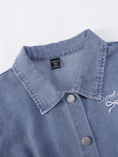 SHEIN فساتين جينز جديدة للبنات، تصميم مشدود الخصر، زخرفة فيونكة جميلة، فساتين جينز قصيرة للربيع والصيف مريحة وكاجوال مع طبعات مطرزة، طراز ملابس الشارع الأنيق، قماش متعدد الاستخدامات