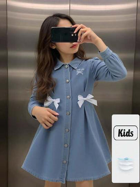 SHEIN فساتين جينز جديدة للبنات، تصميم مشدود الخصر، زخرفة فيونكة جميلة، فساتين جينز قصيرة للربيع والصيف مريحة وكاجوال مع طبعات مطرزة، طراز ملابس الشارع الأنيق، قماش متعدد الاستخدامات