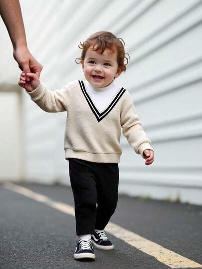 SHEIN Playful Pals مجموعة ملابس علوية وبنطلون طويل الأكمام مريحة للأطفال الصغار، مكونة من ملابس علوية بياقة عالية ذو تباين أبيض مع خطوط مضلعة بلون المشمش، وبنطلون ناعم، مناسبة للارتداء اليومي في فصلي الخريف والشتاء، قطعتان