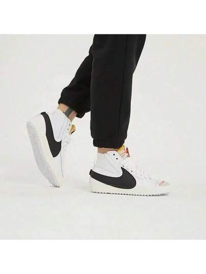 Nike حذاء رياضي رجالي من طراز Blazer '77 Jumbo متوسط الارتفاع غير قابل للانزلاق ومقاوم للتآكل
