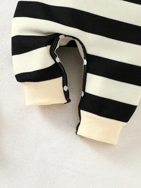 SHEIN جمبسوت طفل حديث الولادة ذات رقبة دائرية بأكمام طويلة مزينة بنمط الدب التدي ذات خطوط سوداء وبيضاء، أنيقة وكاجوال وبسيطة وجميلة