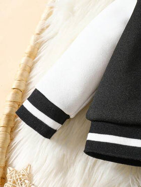 SHEIN بدلة مكونة من قطعتين للأطفال الرضع الصبيان والبنات، جاكيت زرقاء مع نمط الدب المطبوع على قماش أبيض مع تفاصيل مميزة، مناسبة للاستخدام اليومي والأناقة الشخصية