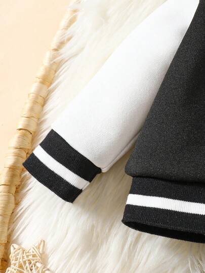 SHEIN بدلة مكونة من قطعتين للأطفال الرضع الصبيان والبنات، جاكيت زرقاء مع نمط الدب المطبوع على قماش أبيض مع تفاصيل مميزة، مناسبة للاستخدام اليومي والأناقة الشخصية