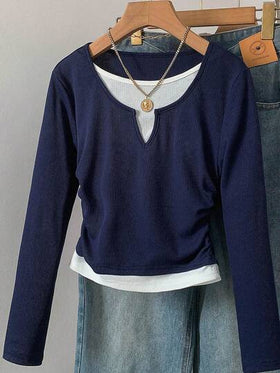 SHEIN بلوزة كاجوال بأكمام طويلة من القطن المحبوك للفتيات المراهقات، بتصميم رقعي باللونين الأزرق الداكن والأبيض، مع خصر مطوي ولوجو صغير