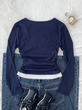 SHEIN بلوزة كاجوال بأكمام طويلة من القطن المحبوك للفتيات المراهقات، بتصميم رقعي باللونين الأزرق الداكن والأبيض، مع خصر مطوي ولوجو صغير