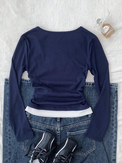 SHEIN بلوزة كاجوال بأكمام طويلة من القطن المحبوك للفتيات المراهقات، بتصميم رقعي باللونين الأزرق الداكن والأبيض، مع خصر مطوي ولوجو صغير