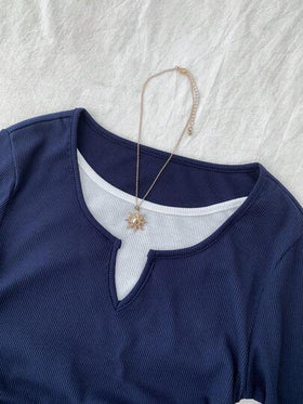 SHEIN بلوزة كاجوال بأكمام طويلة من القطن المحبوك للفتيات المراهقات، بتصميم رقعي باللونين الأزرق الداكن والأبيض، مع خصر مطوي ولوجو صغير