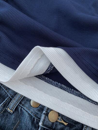 SHEIN بلوزة كاجوال بأكمام طويلة من القطن المحبوك للفتيات المراهقات، بتصميم رقعي باللونين الأزرق الداكن والأبيض، مع خصر مطوي ولوجو صغير