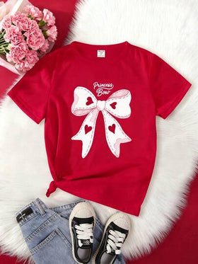SHEIN GraphicGems بلوزة قصيرة الأكمام بطبعات جرافيك للفتيات المراهقات، بياقة دائرية باللون الأحمر، قطعة ملابس كاجوال مريحة بطبعات قلوب وفيونكات، مناسبة للارتداء اليومي، للخروجات، للمدرسة، يمكن تنسيقها مع جينز ضيق، شورت، تنانير