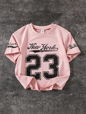 SHEIN Genkimix Kids قميص تي شيرت قصير الأكمام بطباعة أرقام وحروف وردي وأسود، ملابس رياضية كاجوال للبنات، مناسب للربيع/الصيف/الخريف/الشتاء