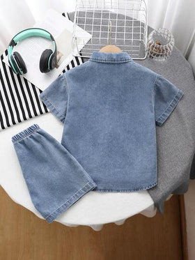 SHEIN 3 قطع قميص جينز أمريكي كلاسيكي بتصميم فضفاض + تي شيرت أبيض نقي بأكمام قصيرة + شورت جينز كاجوال. مناسب للارتداء اليومي، المدرسة، الخروج، الرياضة الخارجية، السفر، رحلات الربيع، معسكر الصيف، العطلات وغيرها من المناسبات