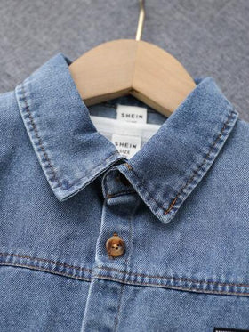 SHEIN 3 قطع قميص جينز أمريكي كلاسيكي بتصميم فضفاض + تي شيرت أبيض نقي بأكمام قصيرة + شورت جينز كاجوال. مناسب للارتداء اليومي، المدرسة، الخروج، الرياضة الخارجية، السفر، رحلات الربيع، معسكر الصيف، العطلات وغيرها من المناسبات