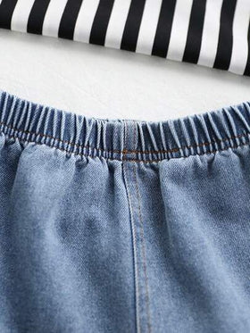 SHEIN 3 قطع قميص جينز أمريكي كلاسيكي بتصميم فضفاض + تي شيرت أبيض نقي بأكمام قصيرة + شورت جينز كاجوال. مناسب للارتداء اليومي، المدرسة، الخروج، الرياضة الخارجية، السفر، رحلات الربيع، معسكر الصيف، العطلات وغيرها من المناسبات
